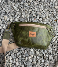 Cargar imagen en el visor de la galería, RIÑONERA MILAN