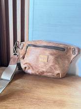 Cargar imagen en el visor de la galería, RIÑONERA MILAN