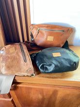 Cargar imagen en el visor de la galería, RIÑONERA MILAN