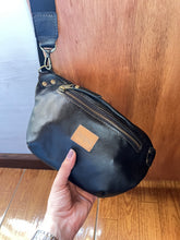 Cargar imagen en el visor de la galería, RIÑONERA MILAN