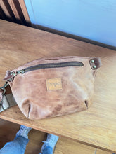 Cargar imagen en el visor de la galería, RIÑONERA MILAN