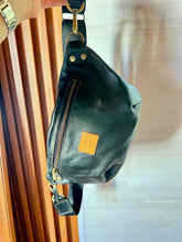 Cargar imagen en el visor de la galería, RIÑONERA MILAN